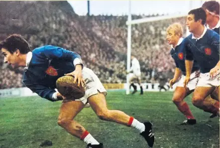  ??  ?? Le 24 février 1968 à Colombes, la France bat l’Angleterre 14 à 9 et remporte la troisième levée du futur grand chelem. Lilian Camberaber­o va transmettr­e le ballon à sa ligne de trois-quarts sous la protection de Jean Salut, Jean Carrère et Walter...