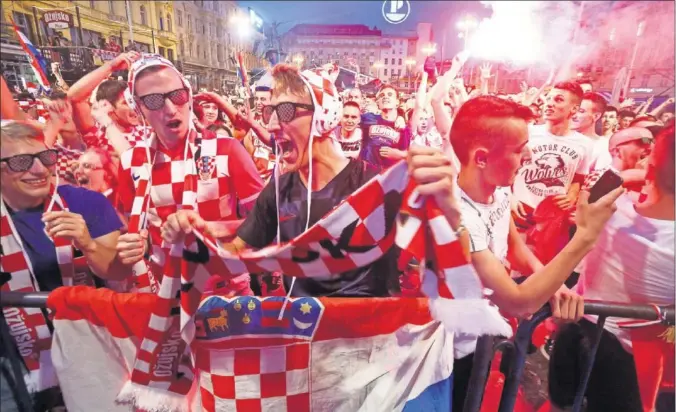  ??  ?? TAN FELICES. Los croatas festejan el triunfo de su selección ante Argentina, que les mete en los octavos de final del Mundial.