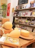  ??  ?? Strepitosi formaggi e tanti libri di arte casearia e gastronomi­a si fanno compagnia nella bottega Toma & Tomi di Loanna Giroldi a Carpi (sopra, via Carducci 19/A, tomaetomi.it). Perché conoscere i prodotti e le loro storie è importante, per gli adulti...