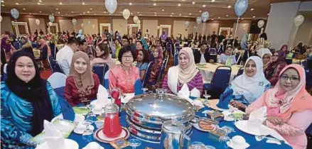  ?? [FOTO MUHAMMAD SULAIMAN/BH] ?? Zaiton (kanan) bersama guru penaung pada Majlis Hi-tea Amal Persatuan Pandu Puteri Daerah Petaling di Dewan Bangunan Sultan Salahuddin Abdul Aziz Shah, Shah Alam, semalam.