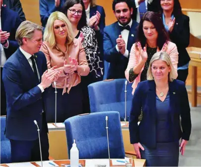  ?? EFE ?? Los diputados aplauden a Magdalena Andersson tras ser elegida «premier» sueca por segunda vez en una semana