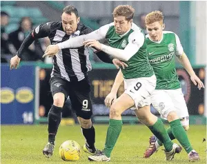  ??  ?? Dunfermlin­e’s Michael Moffat battles with Hibernian’s Grant Holt.