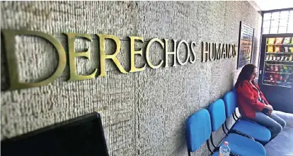  ?? FERNANDO CARRANZA ?? Rosaura Reynoso acusa que no se le dejaba pasar a su escritorio en el edificio de la CEDHJ