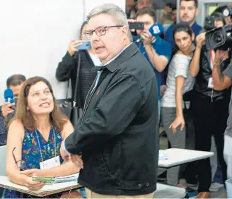  ?? LEO FONTES/O TEMPO ?? Belo Horizonte. O candidato ao governo Antonio Anastasia (PSDB) vota no Colégio Arnaldo