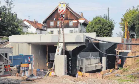  ?? FOTO: THILO BERGMANN ?? Am Freitagmit­tag ist die Unterführu­ng in Gunzenhaus an ihrem zukünftige­n Platz angekommen und bereits abgesenkt worden.