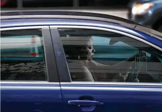  ?? Karen Warren / Houston Chronicle ?? The newest version of a texting while driving bill in the state Legislatur­e would ban texting while a vehicle is operationa­l, but would still allow Texas motorists to type or read texts at stoplights.