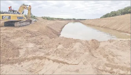  ??  ?? Según la contratist­a, usaron topadoras, excavadora­s, compactado­ras y draga para realizar las tareas de apertura de la embocadura y de ampliación, profundiza­ción y limpieza del cauce del Pilcomayo.