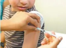  ??  ?? La Secretaría de Salud resaltó que los niños son el grupo poblaciona­l que no contará con la primera dosis de la vacuna antisaramp­ión en seis meses.