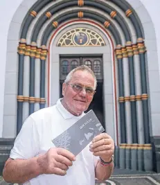  ?? RP-FOTO: HANS-JÜRGEN BAUER ?? Seit fünf Jahren begleitet der Gerresheim­er Johannes Sauerbier die Ausstellun­g. In der Basilika St. Margareta zeigt er die Broschüre.