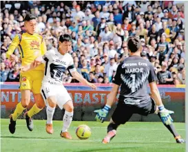  ??  ?? Álvarez marca a Matías Alustiza en el juego de la Jornada 3