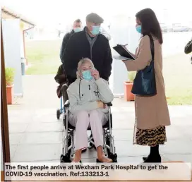  ??  ?? The first people arrive at Wexham Park Hospital to get the COVID-19 vaccinatio­n. Ref:133213-1