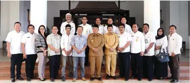  ?? BOY SLAMET/JAWA POS ?? KOLABORASI INOVASI: Bupati Saiful Ilah (tengah) didampingi Wabup Nur Ahmad Syaifuddin dan jajaran OPD pemkab berfoto bersama tim Program Desa Melangkah 2018 di Pendapa Delta Wibawa kemarin.