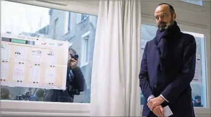  ??  ?? Le Premier ministre, Edouard Philippe, dans un bureau de vote du Havre (Seine-Maritime), dimanche