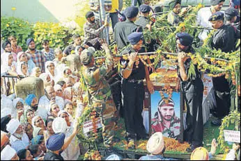  ?? HT PHOTO ?? Martyr Vikramjit’s mortal remains being taken to a cremation ground in Ambala on Thursday.