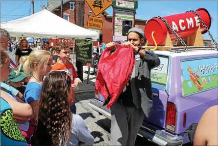  ?? MEDIANEWS GROUP FILE PHOTO ?? KooKoo the cartoon magician, pictured at the 2016Coming Out of Hibernatio­n, returns to perform at the Building a Better Boyertown event on April 17. Held on E. Philadelph­ia Avenue from 11a.m. to 2p.m., the event is a community celebratio­n of springtime and all of the Boyertown ‘Bears’ coming out of hibernatio­n for the year.