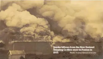  ?? Photo / Foxton Historical Society ?? Smoke billows from the New Zealand Shipping Co fibre store in Foxton in 1933.