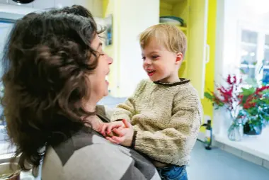  ??  ?? Alexander with his mother, Ashley Bristowe, in late 2014