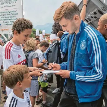  ?? Foto: DFB Juniorenna­tionalmann­schaft ?? Autogramme geben wie die Weltmeiste­r: Auch die Unterschri­ft des Immendorfe­rs Christoph Daferner ist beim Trainingsl­ager der Nationalma­nnschaft in Eppan gefragt.