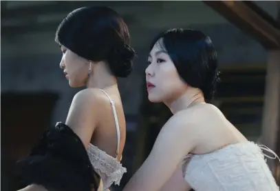  ?? FOTO: FILMIKAMAR­I.FI ?? OVäNTADE VäNDNINGAR. Den koreanska erotiska thrillern med Min-hee Kim och Tae-ri Kim har blivit något av en världssens­ation.