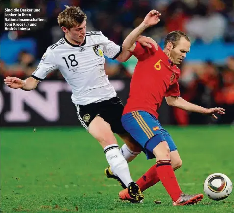  ??  ?? Sind die Denker und Lenker in ihren Nationalma­nnschaften: Toni Kroos (l.) und Andrés Iniesta