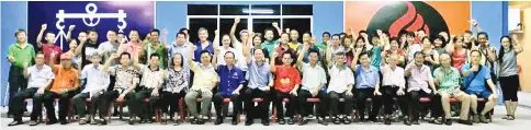  ??  ?? Teo (seated, ninth left) and attendees showing strong solidarity and determinat­ion to defend the Tanjong Kapor state seat.