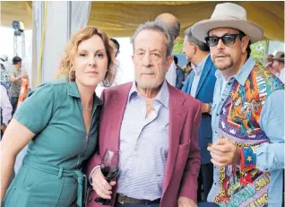  ?? ARCHIVO RICARDO SERRANO ?? El padre de familia, con sus hijos Lorena y Eloy