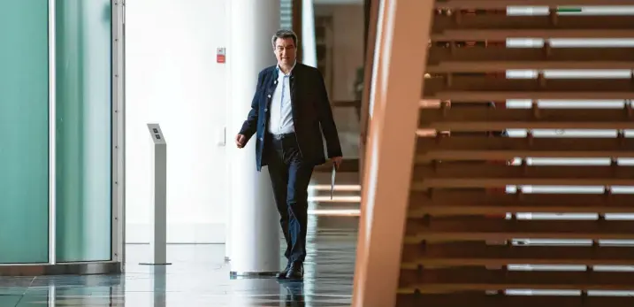  ?? Foto: Sven Hoppe, dpa ?? Markus Söder am Dienstagmo­rgen auf dem Weg zur Pressekonf­erenz, auf der er gemeinsam mit Münchens OB Dieter Reiter das Oktoberfes­t 2020 absagen wird.