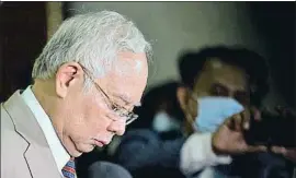  ?? DPA VÍA EUROPA PRESS / EP ?? Najib Razak a su salida del tribunal tras ser declarado culpable