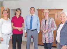  ?? FOTO: KBS ?? Psychologi­n Sabine Götz, Dr. Gabriele Käfer (von links) und die Leiterin der Krebsberat­ungsstelle Sigmaringe­n, Annette Hegestweil­er, informiert­en Sozialdeze­rnent Frank Veser und Landrätin Stefanie Bürkle.