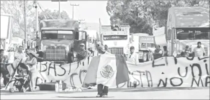  ??  ?? Pobladores de San Miguel Totolcingo, en el estado de México, bloquearon la carretera Lechería-Texcoco en protesta por los gasolinazo­s ■ Foto Mario Antonio Núñez