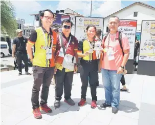  ??  ?? GANGSA: Nur Azrenna (dua kanan) ceria setelah berjaya menyumbang pingat gangsa buat kontinjen Sarawak di Taman Tasik Taiping, Perak semalam.