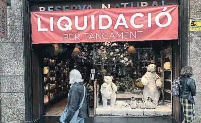  ?? PEDRO MADUEÑO ?? Un negocio en la Diagonal de Barcelona anunciando su cierre