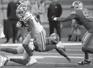  ?? TNS ?? San Francisco 49ers running back Elijah Mitchell (25) runs by Detroit Lions cornerback Jeff Okudah (23) and linebacker Julian Okwara (99) Sunday at Ford Field.