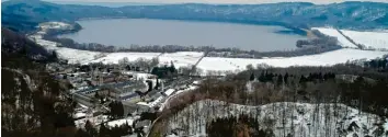  ?? Foto: Thomas Frey, dpa ?? Unter dem Laacher See in Rheinland-Pfalz schlummert ein Vulkan, der noch sehr aktiv ist, wie Forscher erstmals belegt haben. Im Vordergrun­d ist die Benediktin­erabtei Maria Laach zu sehen.