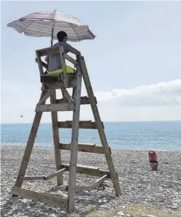  ?? MÒNICA MIRA ?? Uno de los socorrista­s de Provita en una de las playas de la provincia.