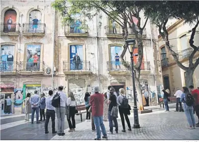  ?? MARIAN LEÓN ?? Espectacul­ar composició­n con imágenes de José María Mellado en pleno centro de la ciudad.