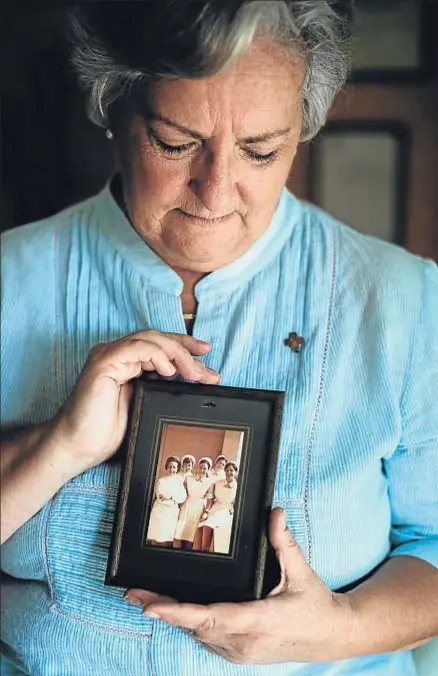  ?? LAURA GUERRERO ?? Rosa Ferrer de Dios sostiene en sus manos una foto en la que aparece con sus compañeras de los años 70