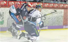  ?? FOTO: DIETER REINHARDT ?? Jussi Timonen (links) trainiert wieder mit den Schwenning­er Wild Wings und soll in den verbleiben­den Hauptrunde­nspielen mithelfen, dass die Neckarstäd­ter in die Play-Offs einziehen.