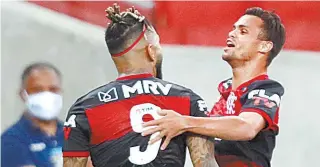  ?? GILVAN DE SOUZA ?? Gabigol (9) e Michael comemoram o gol da vitória do Flamengo diante do Fluminense, no Maracanã