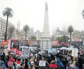  ?? M. FOGLIA ?? Marcha opositora. Militantes ayer en Plaza de Mayo. JUAN