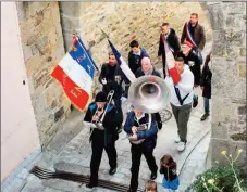  ?? ?? Musique, porte-drapeaux et cortège