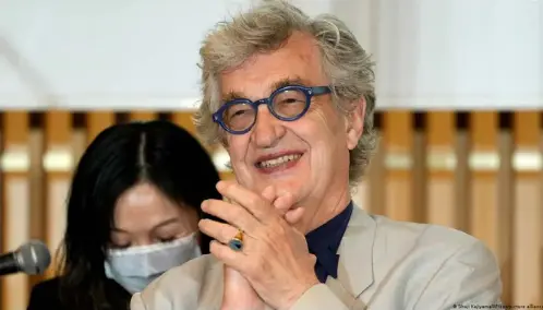  ?? ?? Wim Wenders, en una conferenci­a de prensa en Tokio.
Imagen: Shuji Kajiyama/AP/dpa/picture alliance