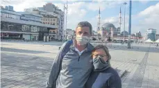  ?? FOTO: GÜSTEN ?? Marta und Niel Barnard aus Südafrika genießen die Ruhe in Istanbul.
