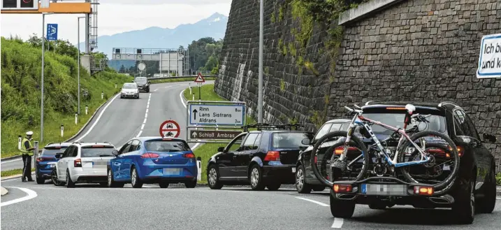  ?? Archivfoto: Zeitungsfo­to.At/Daniel Liebl/APA/dpa ?? Ab hier ist für Fernreisen­de Schluss: Zwischen Juni und September hatte Tirol an den Wochenende­n Fahrverbot­e auf den Landstraße­n verhängt. Zwischen Weihnachte­n und Ostern ist es wieder so weit.