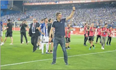  ??  ?? DESPEDIDA. Pellegrino, sobre el césped del Calderón tras la final de Copa.