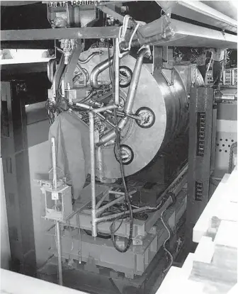  ??  ?? A la izquierda, reactor de fisión del avión NB-36H, nunca instalado en vuelo. Abajo, el avión nuclear Convair NB-36 H, cuya vida operativa se desplegó entre 1955 y 1961.