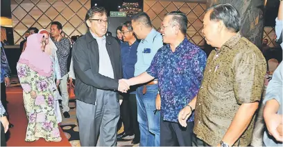  ??  ?? TIBA: Abang Johari bersalaman dengan ahli-ahli BNBBC yang menyambut ketibaan beliau dan isteri pada majlis makan malam kelab tersebut di Kuching kelmarin.