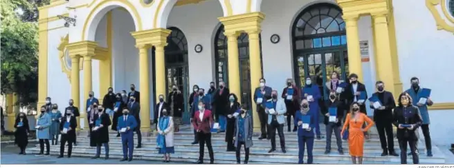  ?? JUAN CARLOS VÁZQUEZ ?? Foto de familia de los ganadores tras la entrega de premios, celebrada en el Lope de Vega de Sevilla.