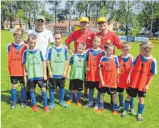  ?? FOTO: KARL MÄGERLE ?? Als Gasttraine­r kommt der ehemalige Chefcoach des SC Pfullendor­f, Patrick Hagg ( hinten links) ins Camp. Zusammen mit den Organisato­ren Franz Buhl (hinten Mitte) und Michael Gailfuß (hinten rechts) mischt er sich unter die Schar der Jugendspie­ler.