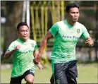  ?? ANGGER BONDAN/JAWA POS ?? PERSIAPAN: Bek Rachmat Latief ( kanan) dan kapten Rendi Irwan dalam latihan di Lapangan Brigif 1 Marinir, Sidoarjo, kemarin.